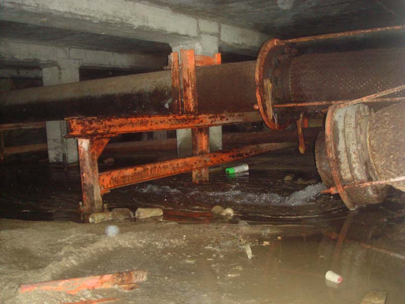 A closer look at the giant water pipes and the water flowing through.