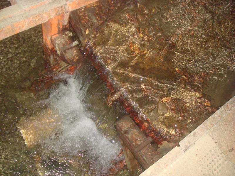 Look how crystal clear this water is!  It is spring water after all.  Very likely it was quite pure before it flowed through this rusty, contaminated tunnel.